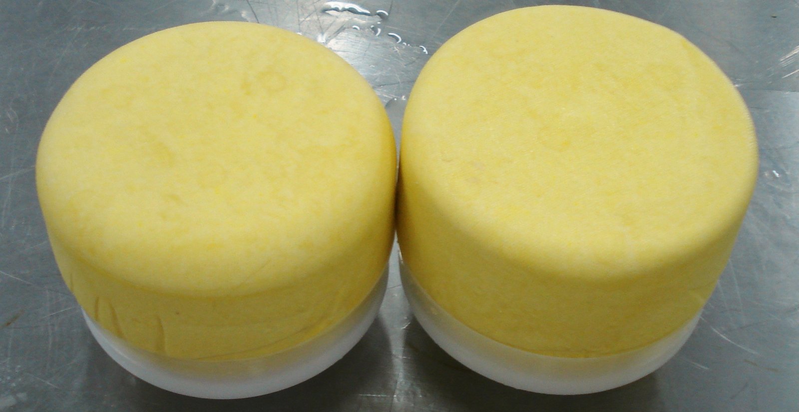 Queijo com corante luteína.