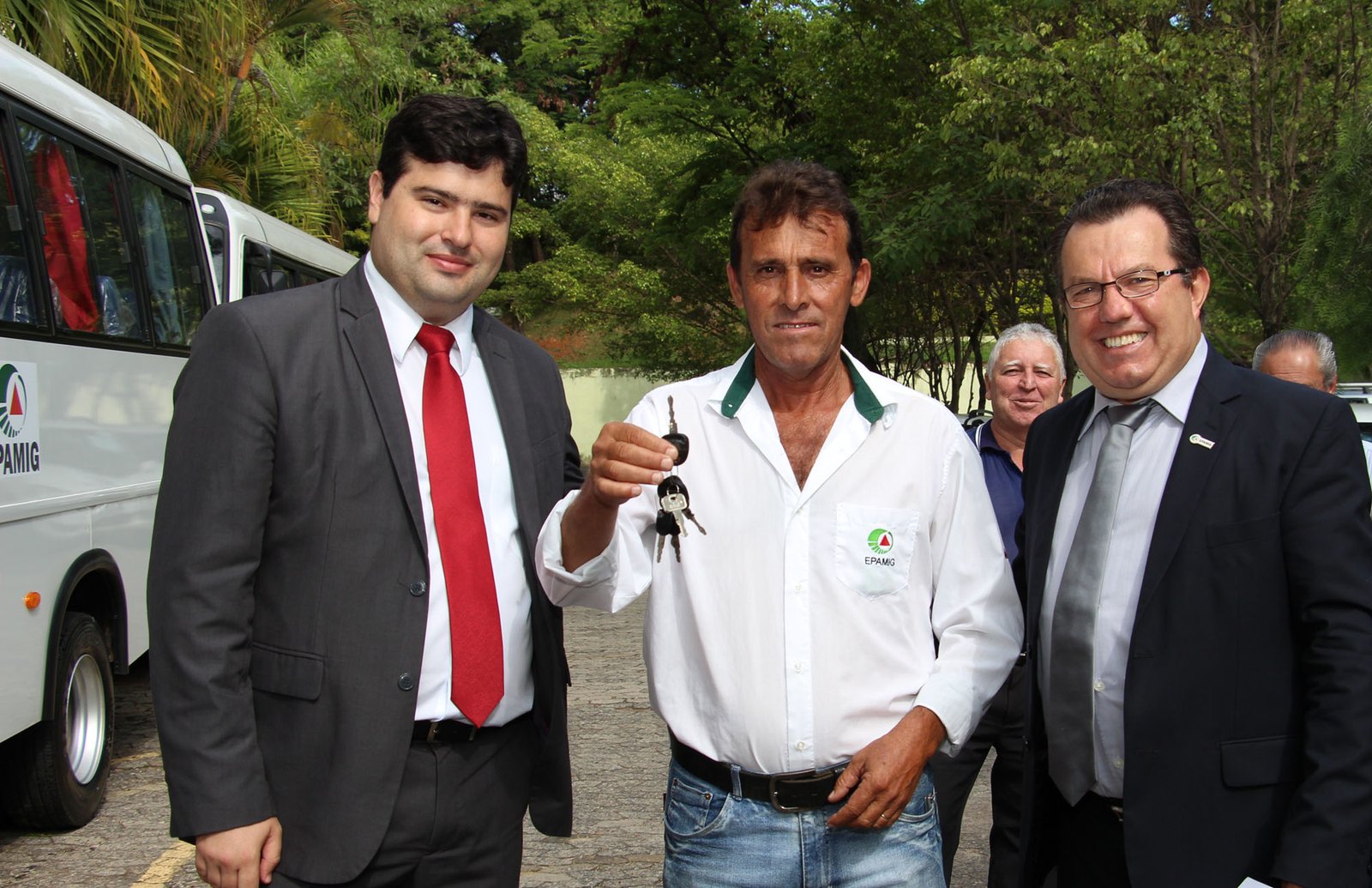 IMG_5316 o funcionário do Campo Experimental de Patrocínio José Geraldo da Silva recebeu chave do veículo que irá atender a Unidade