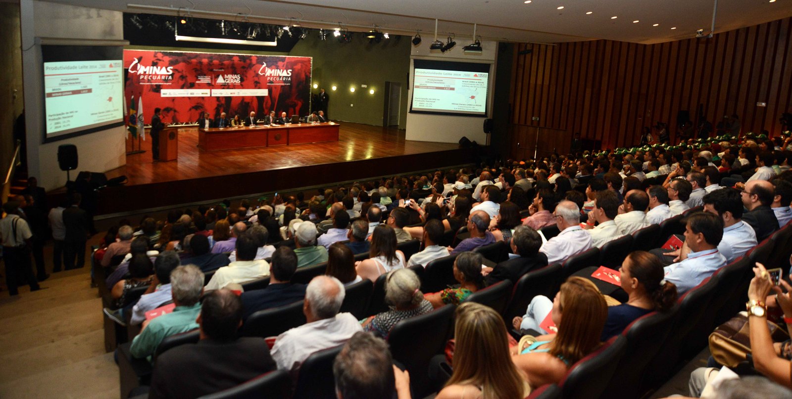 24-01-2016 Lançamento do Programa Minas PecuáriaVice-Governador, Antônio Andrade Secretário Geral da Governadoria, Eduardo Serrano Presidente da EMATER, Amarildo José Brumano Kalil Presidente da EPAMIG, Rui da Silva Verneque Diretor Geral do IMA, Márcio da Silva Botelho Presidente da Ruralminas, Luiz Afonso Vaz de Oliveira Secretário de Agricultura, Pecuária e Abastecimento, João Cruz Secretário de Governo, Odair Cunha Secretário de Desenvolvimento Agrário, Glênio Martins Palácio Tiradentes - Cidade Administrativa foto: Veronica Manevy/Imprensa MG