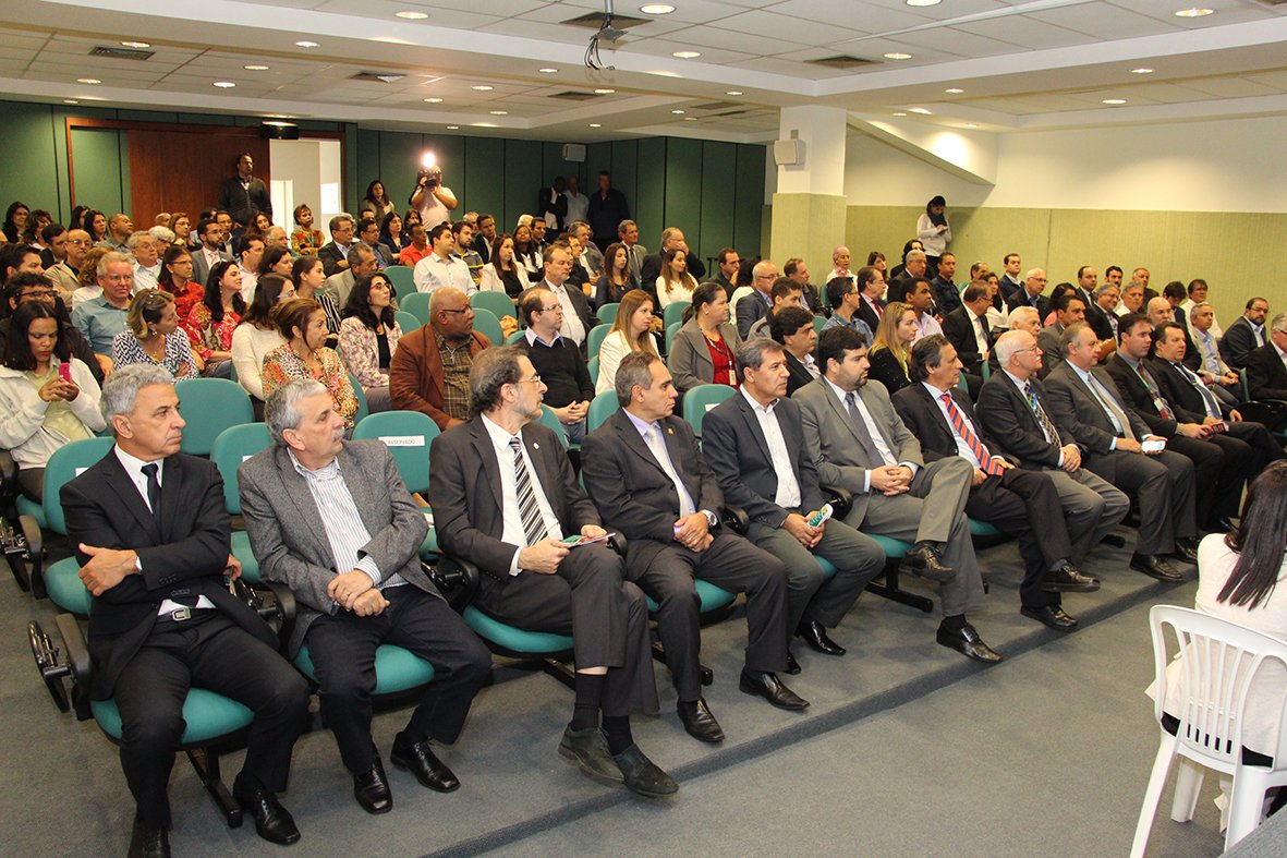 Autoridades, parceiros e colaboradores celebram os 42 anos da EPAMIG