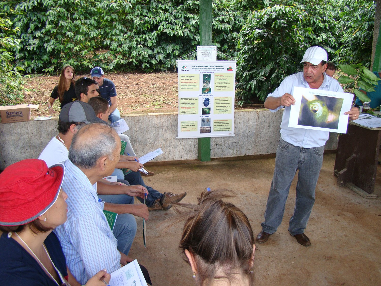 foto 4 - pesquisador júlio souza apresentou alternativas para reconhecimento e controle da broca do cafeeiro