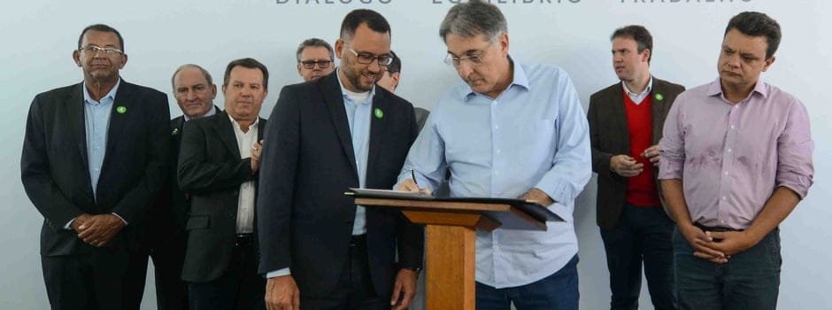 Foto: Gil Leonardi/Imprensa MG - Assinatura do Termo de Cooperação Técnica para intercâmbio e treinamento de pesquisadores e produtores